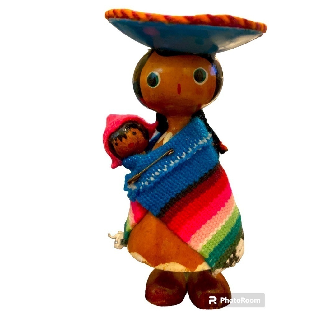 Wooden figure mother with child made in Peru blanket poncho hat cap bonnet  #17